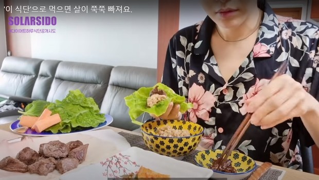 Sarapan sehat ala Solar Mamamoo (foto: youtube.com/solarsido) Sarapan sehat ala Solar Mamamoo (foto: youtube.com/solarsido)