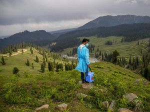 Semangat Nakes Ajak Warga di Pedalaman Himalaya Vaksinasi Corona