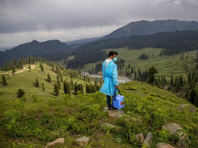 Semangat Nakes Ajak Warga di Pedalaman Himalaya Vaksinasi Corona