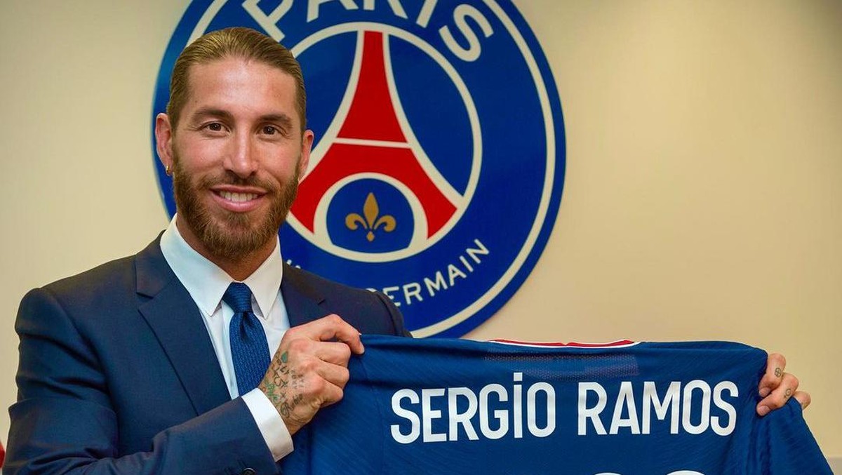 Sergio Ramos mencari-cari ban kapten di lengannya saat memakai seragam PSG. (Foto: (Instagram/sergioramos))