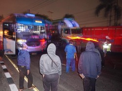 Siasat Sopir Truk Hadapi Penutupan Jalan Nasional Mojokerto yang Digagalkan Polisi