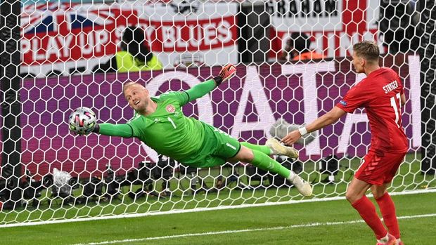 Soccer Football - Euro 2020 - Semi Final - England v Denmark - Wembley Stadium, London, Britain - July 7, 2021 Denmark's Kasper Schmeichel in action Pool via REUTERS/Justin Tallis