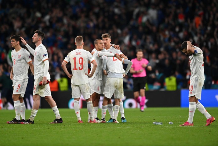 LONDON, ENGLAND - JULY 06: Pedri of Spain is consoled by team mates Thiago Alcantara and Marcos Llorente following defeat in the UEFA Euro 2020 Championship Semi-final match between Italy and Spain at Wembley Stadium on July 06, 2021 in London, England. (Photo by Andy Rain - Pool/Getty Images)