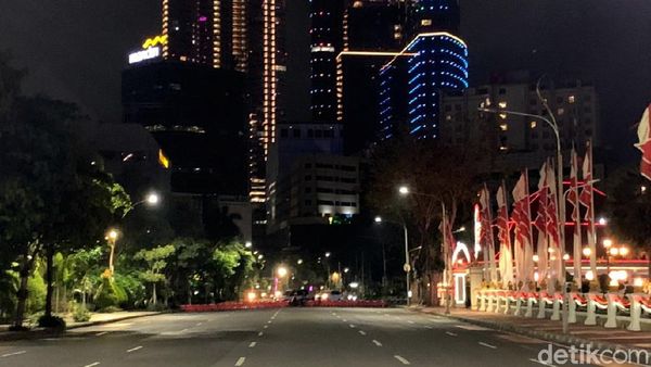 Sunyi Sepi Jalanan Kota Surabaya di Kala PPKM Darurat