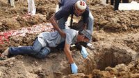 Tangis Pilu Keluarga Korban COVID-19 di TPU Rorotan