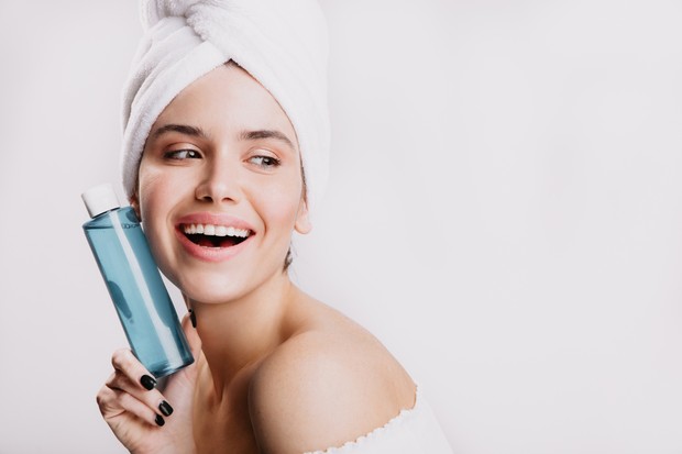 Toner bisa menghidrasi kulit wajah/ foto: Freepik/ Lookstudio toner terbaru memiliki manfaat menghidrasi dan antipenuaan serta tidak lagi dibuat hanya untuk menghilangkan minyak