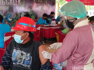 Ratusan Pekerja Proyek Strategis Nasional di Trenggalek Divaksin Ratusan Pekerja Proyek Strategis Nasional di Trenggalek Divaksin
