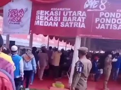 Warga Padati Vaksinasi COVID-19 Massal di Stadion Patriot Bekasi