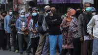 Waduh! Antrean Penumpang di Stasiun Citayam Meluber hingga ke Jalan
