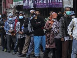 Waduh! Antrean Penumpang di Stasiun Citayam Meluber hingga ke Jalan