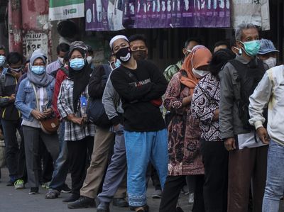 Waduh! Antrean Penumpang di Stasiun Citayam Meluber hingga ke Jalan