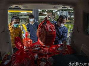 Begini Solidaritas Warga di Zona Merah COVID-19 Begini Solidaritas Warga di Zona Merah COVID-19