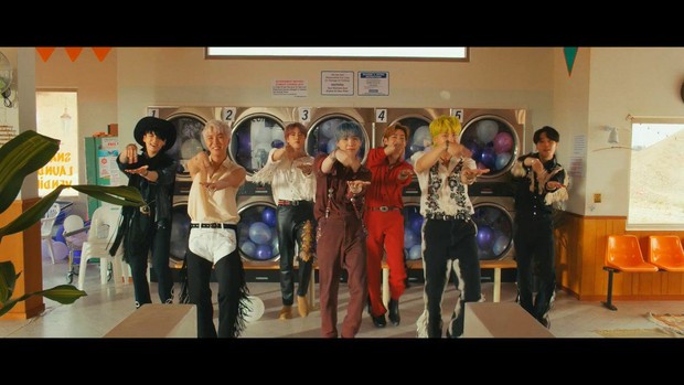 BTS memberi isyarat menari