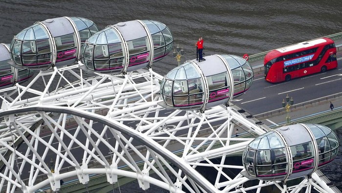 Cara Unik Geoff Hurst Dukung Inggris Jelang Final Euro 2020 Berbagai cara dilakukan pendukung untuk negaranya di ajang Euro 2020. Salah satunya sang legenda Inggris Geoff Hurst. Ya, ia berdiri di atas komedi putar London Eye.