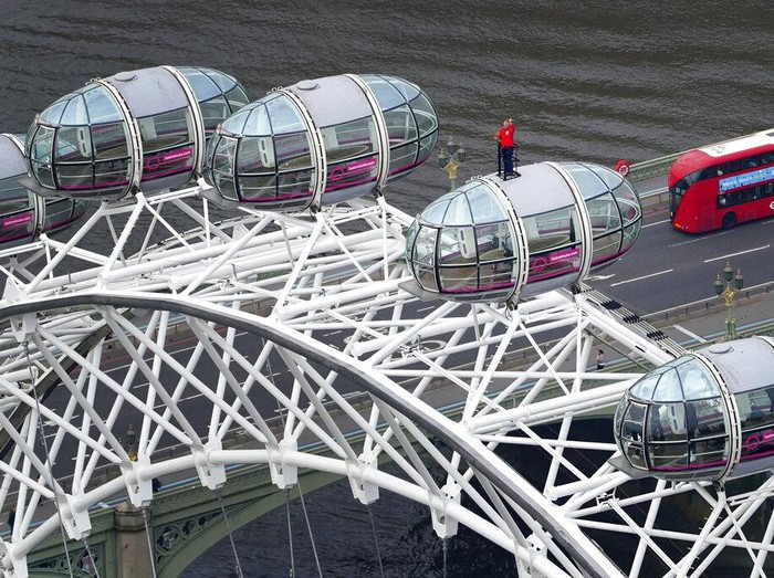 Berbagai cara dilakukan pendukung untuk negaranya di ajang Euro 2020. Salah satunya sang legenda Inggris Geoff Hurst. Ya, ia berdiri di atas komedi putar London Eye.