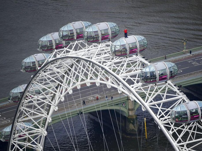 Berbagai cara dilakukan pendukung untuk negaranya di ajang Euro 2020. Salah satunya sang legenda Inggris Geoff Hurst. Ya, ia berdiri di atas komedi putar London Eye.