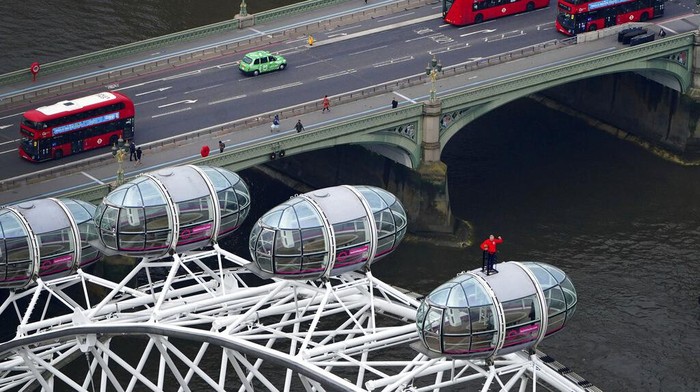 Berbagai cara dilakukan pendukung untuk negaranya di ajang Euro 2020. Salah satunya sang legenda Inggris Geoff Hurst. Ya, ia berdiri di atas komedi putar London Eye.