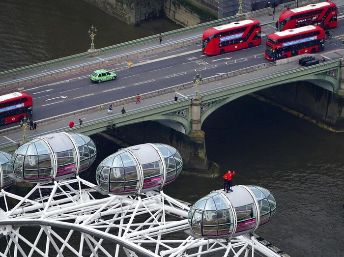 Berbagai cara dilakukan pendukung untuk negaranya di ajang Euro 2020. Salah satunya sang legenda Inggris Geoff Hurst. Ya, ia berdiri di atas komedi putar London Eye.