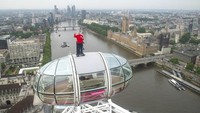 Begini penampakan Geoff Hurst yang berdiri di atas pod komedi putar London Eye.