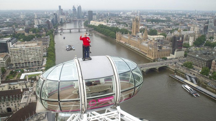 Cara Unik Geoff Hurst Dukung Inggris Jelang Final Euro 2020 Berbagai cara dilakukan pendukung untuk negaranya di ajang Euro 2020. Salah satunya sang legenda Inggris Geoff Hurst. Ya, ia berdiri di atas komedi putar London Eye.