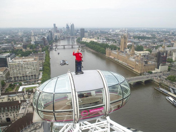 Berbagai cara dilakukan pendukung untuk negaranya di ajang Euro 2020. Salah satunya sang legenda Inggris Geoff Hurst. Ya, ia berdiri di atas komedi putar London Eye.
