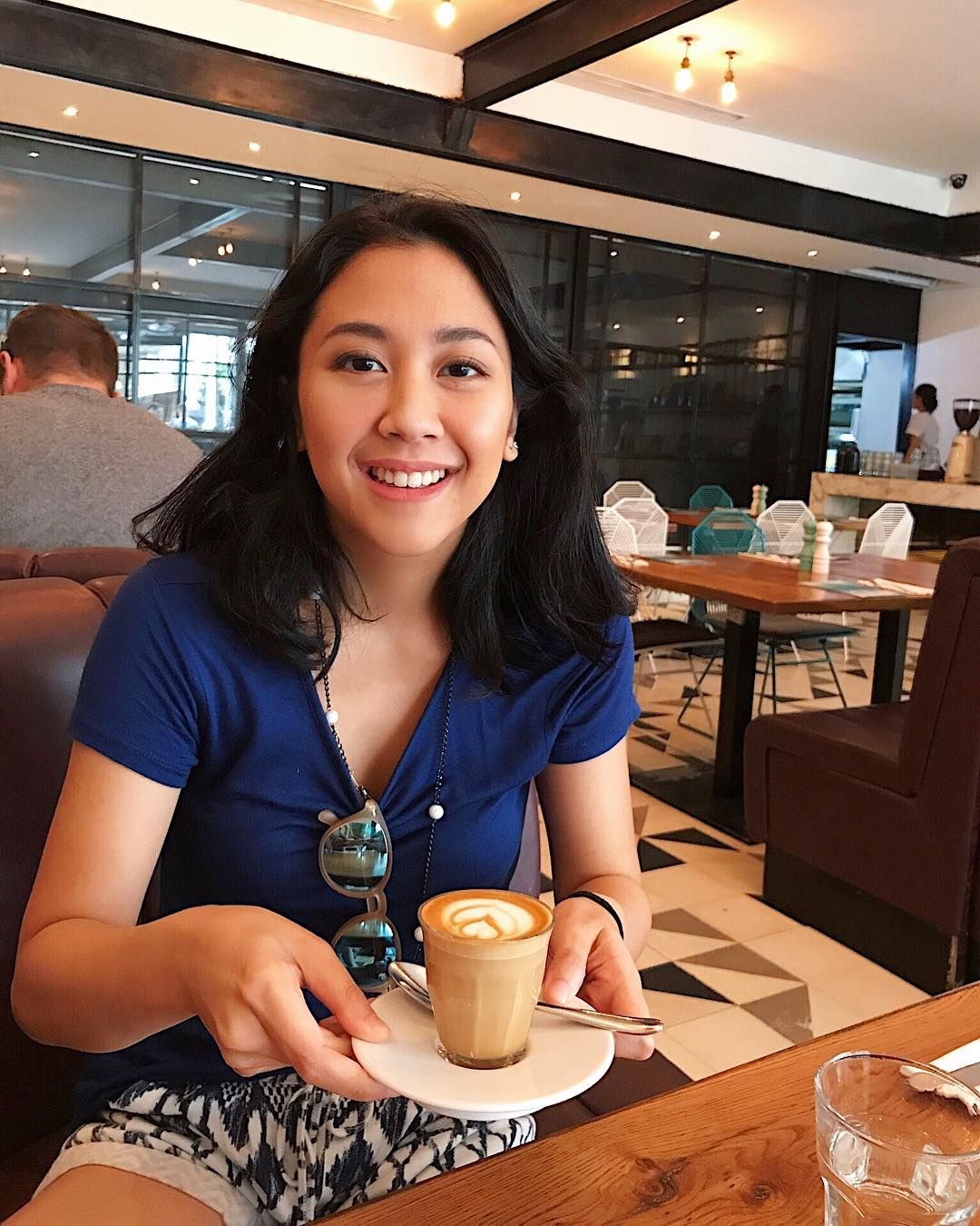 Deretan Pose Cantik Sherina Munaf Saat Ngopi dan Makan Pizza