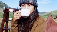Deretan Pose Cantik Sherina Munaf Saat Ngopi dan Makan Pizza