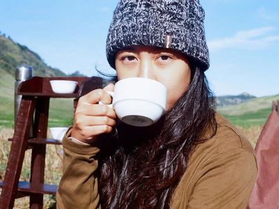 Deretan Pose Cantik Sherina Munaf Saat Ngopi dan Makan Pizza