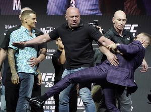 Panas Jumpa Pers UFC 264: Conor McGregor Tendang Poirier Panas Jumpa Pers UFC 264: Conor McGregor Tendang Poirier