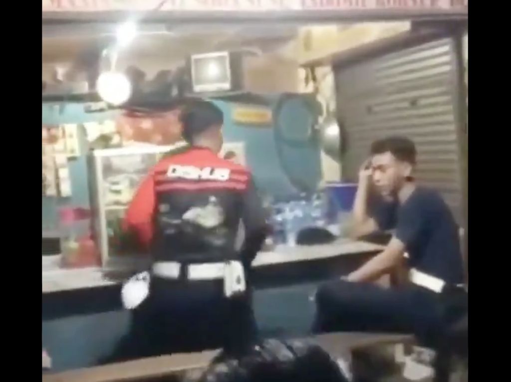Petugas Dishub yang Nongkrong di Warkop Usai Tugas Terancam Dipecat Petugas Dishub yang Nongkrong di Warkop Usai Tugas Terancam Dipecat