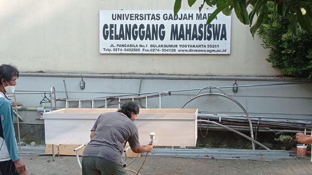 Dimotori mayoritas para alumni aktivis Gelanggang Mahasiswa UGM, kelompok relawan ini melahirkan gerakan penggalangan donasi peti mati untuk membantu di tengah lonjakan Covid-19, DIY. (Dok. Arsip alumni aktivis Gelanggang Mahasiswa UGM)