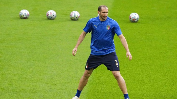Italys Giorgio Chiellini warms up ahead of the Euro 2020 soccer championship semifinal between Italy and Spain at Wembley stadium in London, Tuesday, July 6, 2021. (AP Photo/Matt Dunham,Pool)