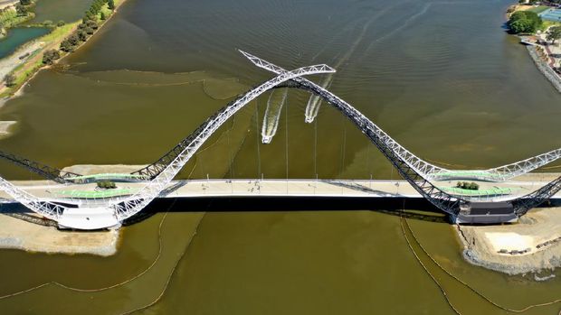 Jembatan Matagarup di Perth, Australia Aerial view of the Matagarup pedestrian bridge over the Swan River in Perth Western Australia