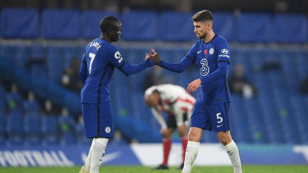 LONDON, ENGLAND - NOVEMBER 07: N'Golo Kante of Chelsea shakes hands with Jorginho of Chelsea following the Premier League match between Chelsea and Sheffield United at Stamford Bridge on November 07, 2020 in London, England. Sporting stadiums around the UK remain under strict restrictions due to the Coronavirus Pandemic as Government social distancing laws prohibit fans inside venues resulting in games being played behind closed doors. (Photo by Mike Hewitt/Getty Images)