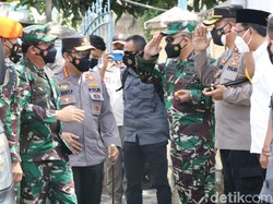 Di Sidoarjo, Panglima TNI-Kapolri Jelaskan Pentingnya PPKM Darurat-Vaksinasi