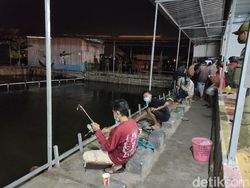Langgar Jam Malam, Warga Mancing dan Nongkrong di Sidoarjo Dibubarkan
