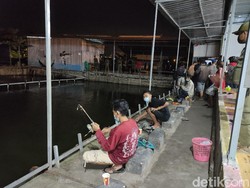 Langgar Jam Malam, Warga Mancing dan Nongkrong di Sidoarjo Dibubarkan