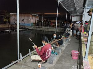 Langgar Jam Malam, Warga Mancing dan Nongkrong di Sidoarjo Dibubarkan Langgar Jam Malam, Warga Mancing dan Nongkrong di Sidoarjo Dibubarkan
