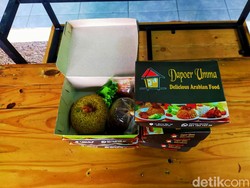Warung di Banyuwangi Ini Bagikan Nasi Kebuli ke Warga yang Isoman