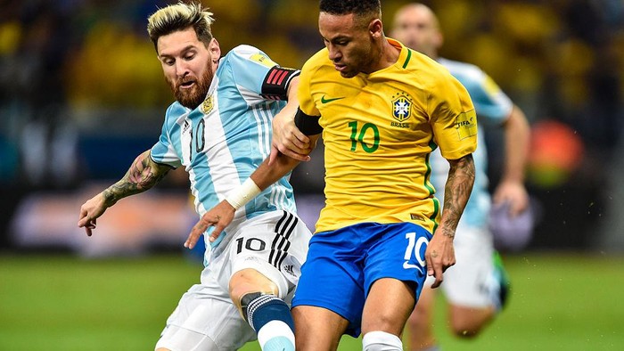 BELO HORIZONTE, BRAZIL - NOVEMBER 10: Neymar #10 of Brazil and Messi #10 of Argentina battle for the ball during a match between Brazil and Argentina as part 2018 FIFA World Cup Russia Qualifier at Mineirao stadium on November 10, 2016 in Belo Horizonte, Brazil. (Photo by Pedro Vilela/Getty Images)