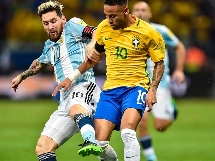 BELO HORIZONTE, BRAZIL - NOVEMBER 10: Neymar #10 of Brazil and Messi #10 of Argentina battle for the ball during a match between Brazil and Argentina as part 2018 FIFA World Cup Russia Qualifier at Mineirao stadium on November 10, 2016 in Belo Horizonte, Brazil. (Photo by Pedro Vilela/Getty Images)