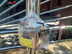 Semangat Warga Sidoarjo Beri Paket Makan Siang ke Masyarakat yang Isoman