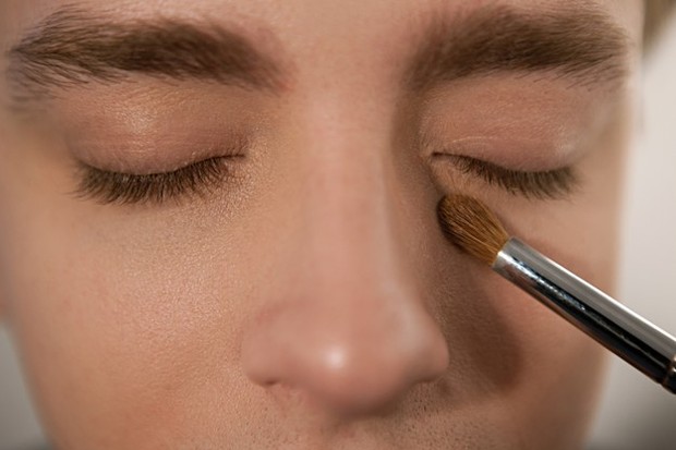 Pengaruh urutan makeup yang benar/ sumber: freepik.com Urutan makeup yang benar akan berpengaruh pada hasil dan ketahanan makeup.