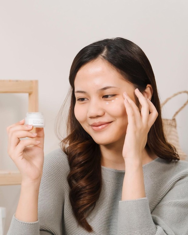 Penggunaan Peptide Eye Cream