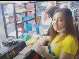 Salut! Wanita Cantik Ini Tak Gengsi Bantu Ibu Jualan Roti Kukus