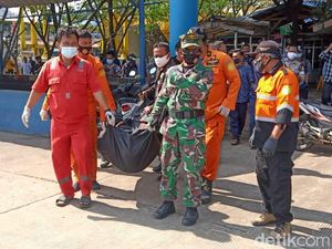 Petugas Kebersihan KMP Sebuku yang Jatuh ke Laut Merak Ditemukan Tewas Petugas Kebersihan KMP Sebuku yang Jatuh ke Laut Merak Ditemukan Tewas