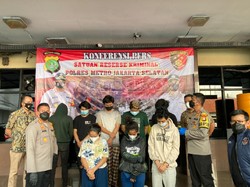 Kelakuan Brutal Geng Motor Serang Polisi yang Bubarkan Kerumunan