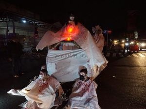Iih Serem! Kuntilanak dan Pocong Tutup Jalan di Mojokerto