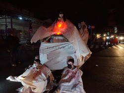 Iih Serem! Kuntilanak dan Pocong Tutup Jalan di Mojokerto