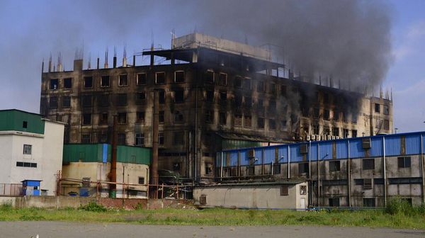 Potret Pabrik di Bangladesh yang Terbakar dan Tewaskan 52 Orang